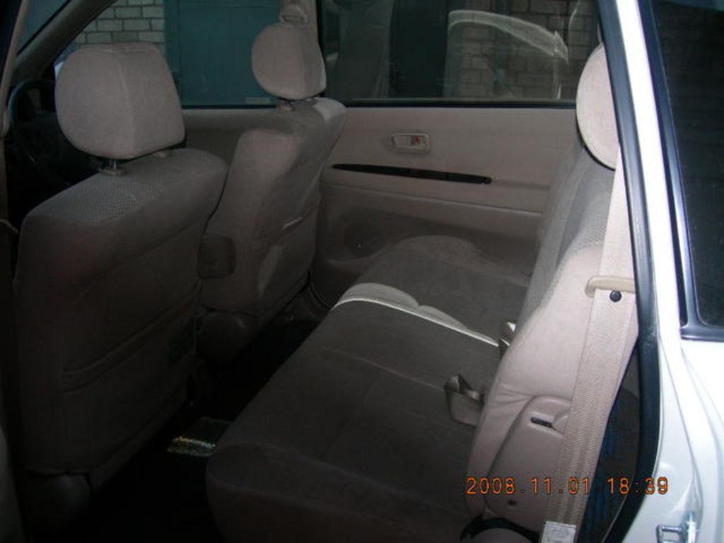2000 Toyota Ipsum