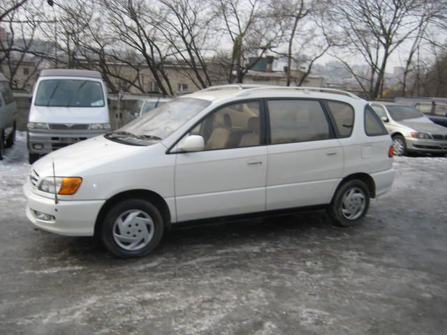 2000 Toyota Ipsum