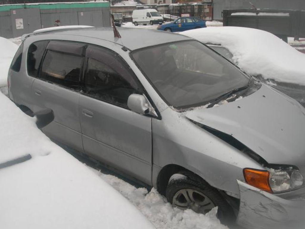 2000 Toyota Ipsum