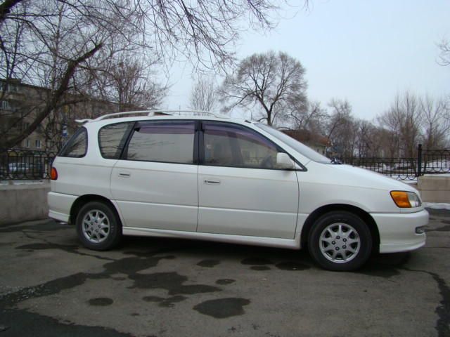 2000 Toyota Ipsum