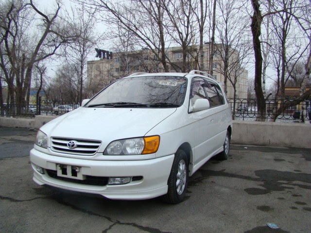 2000 Toyota Ipsum