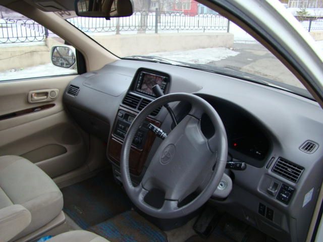 2000 Toyota Ipsum