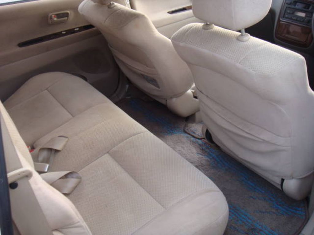 2000 Toyota Ipsum