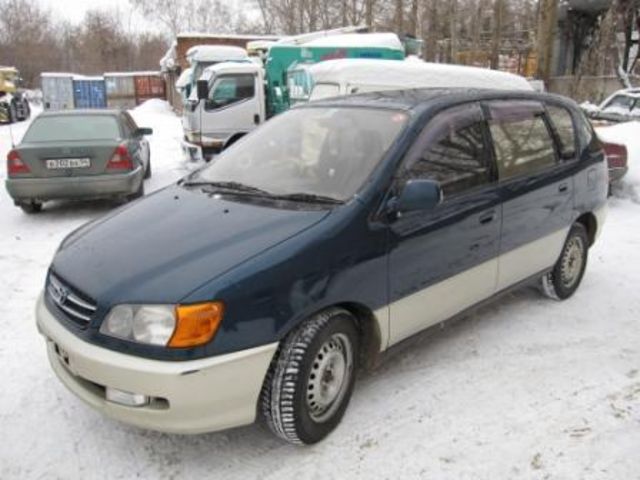 2000 Toyota Ipsum