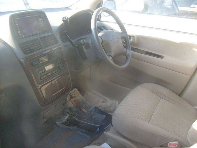 2000 Toyota Ipsum