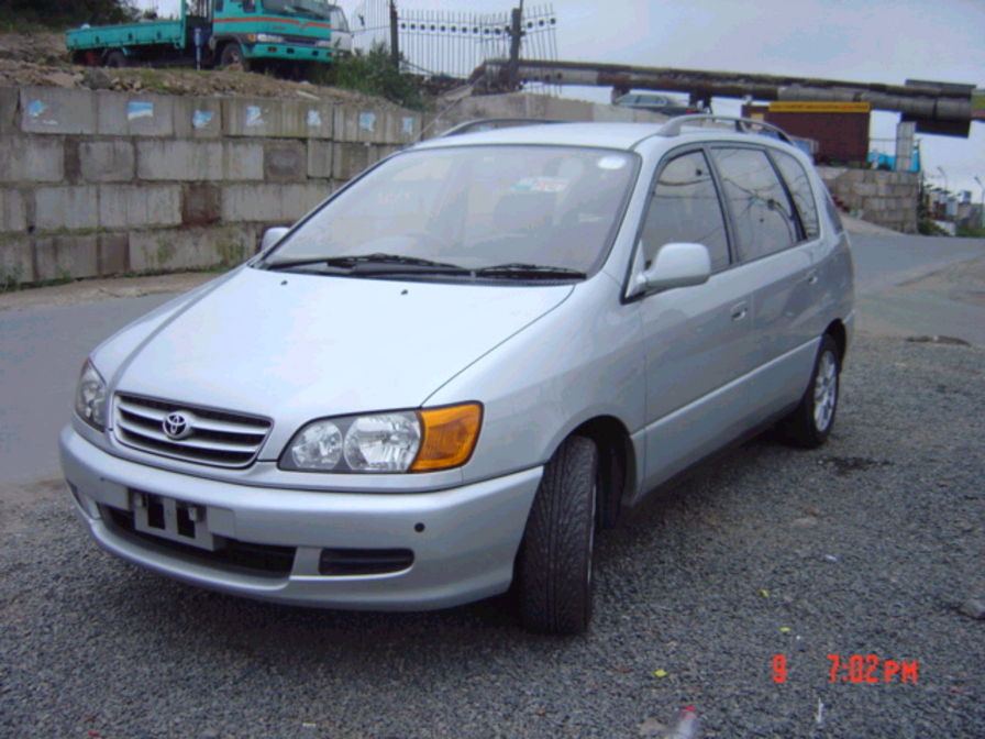 2000 Toyota Ipsum Pictures