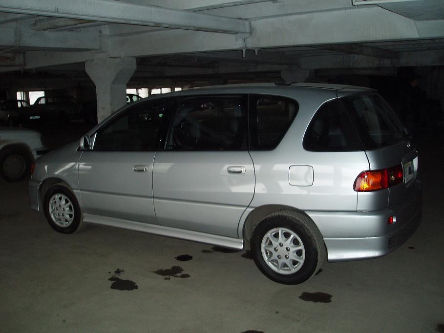 2000 Toyota Ipsum Pictures