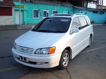 2000 Toyota Ipsum Photos