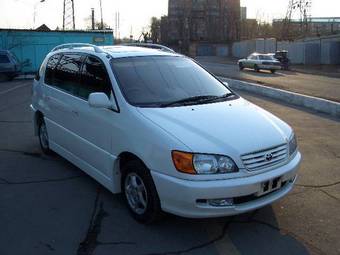 2000 Toyota Ipsum Photos