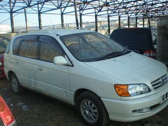 2000 Toyota Ipsum Pictures