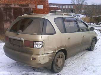 2000 Toyota Ipsum Pictures