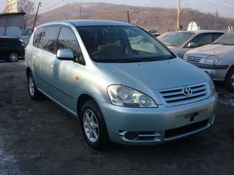 2001 Toyota Ipsum Photos