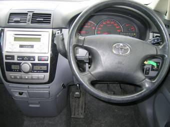 2002 Toyota Ipsum Pictures