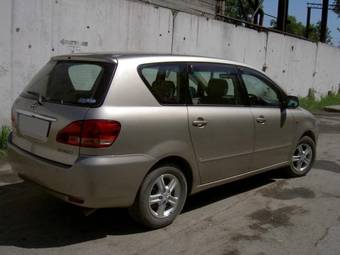 2002 Toyota Ipsum Pictures