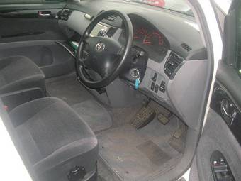2002 Toyota Ipsum Pictures