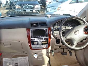 2002 Toyota Ipsum Photos