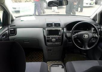 2002 Toyota Ipsum Pictures
