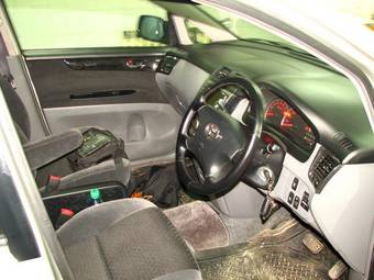 2002 Toyota Ipsum Pictures