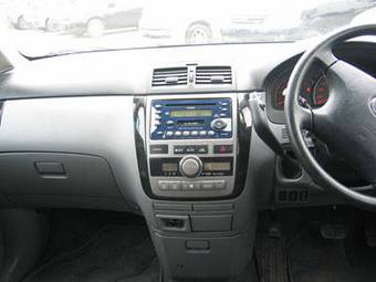 2002 Toyota Ipsum Pictures