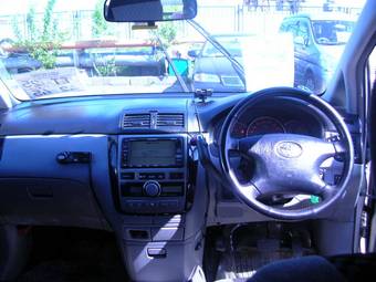 2002 Toyota Ipsum Pictures