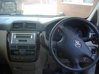 2002 Toyota Ipsum Pictures