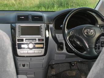 2002 Toyota Ipsum Pictures