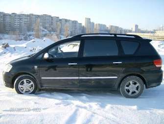 2003 Toyota Ipsum Pictures