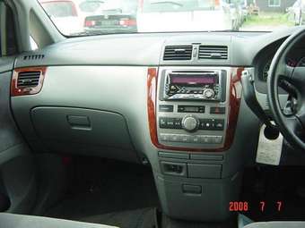 2003 Toyota Ipsum Pictures