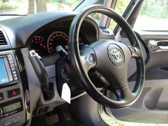 2003 Toyota Ipsum Pictures