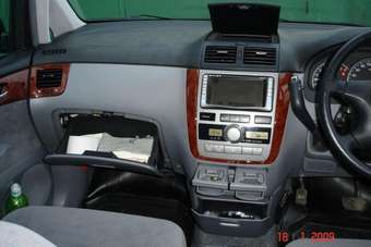 2003 Toyota Ipsum Pictures