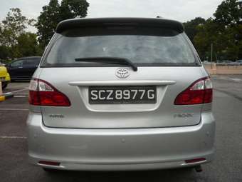2003 Toyota Ipsum Photos
