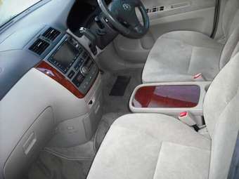 2003 Toyota Ipsum Pictures