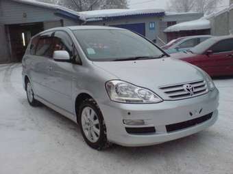 2003 Toyota Ipsum Pictures