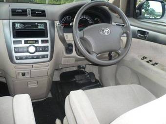 2003 Toyota Ipsum Pictures