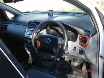 2003 Toyota Ipsum Photos