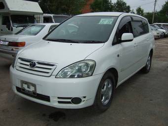 2003 Toyota Ipsum Photos