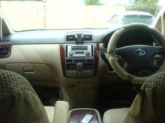 2003 Toyota Ipsum Pictures