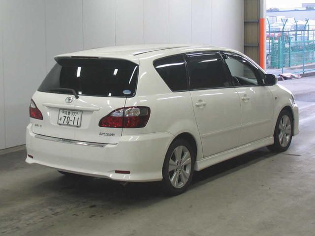 2004 Toyota Ipsum