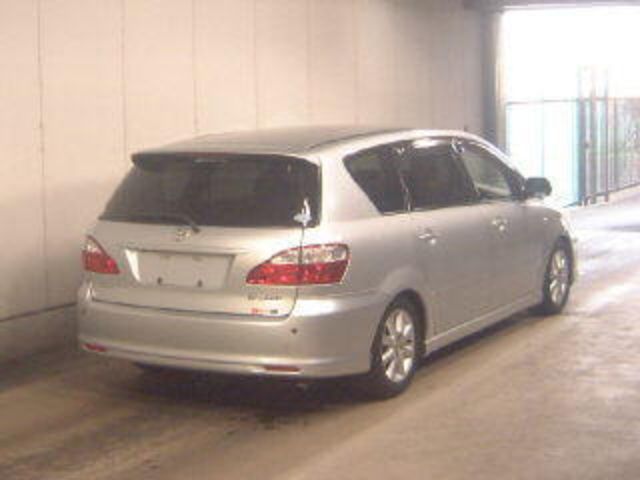 2004 Toyota Ipsum