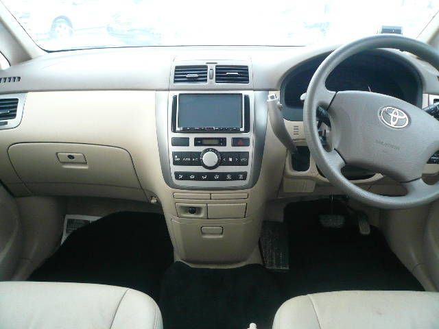 2004 Toyota Ipsum