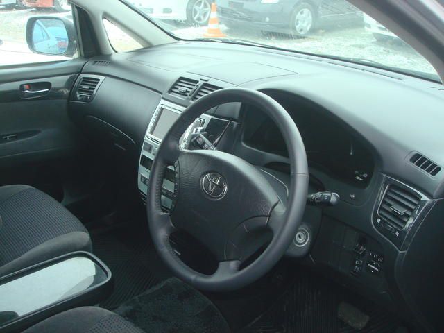 2004 Toyota Ipsum