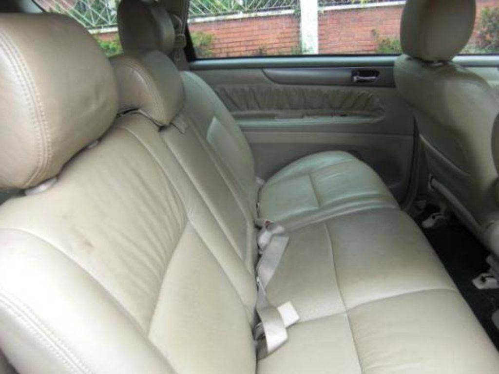2004 Toyota Ipsum