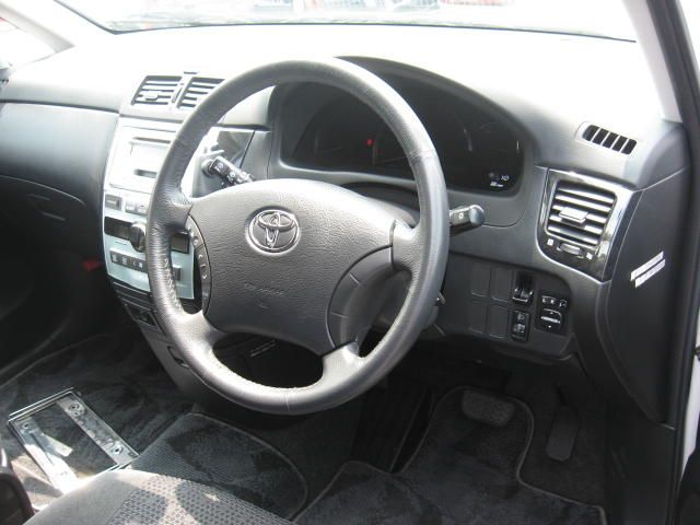 2004 Toyota Ipsum