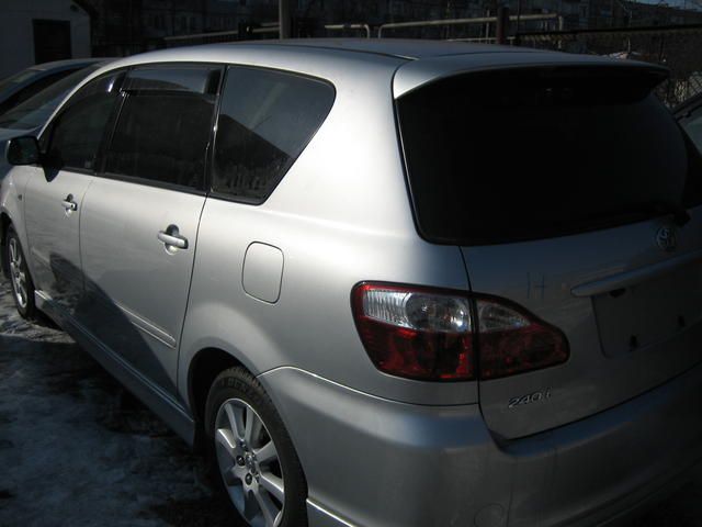 2004 Toyota Ipsum