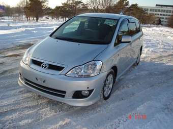 2004 Toyota Ipsum Pictures