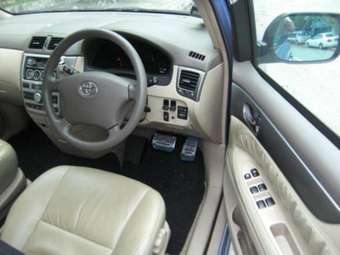 2004 Toyota Ipsum Photos