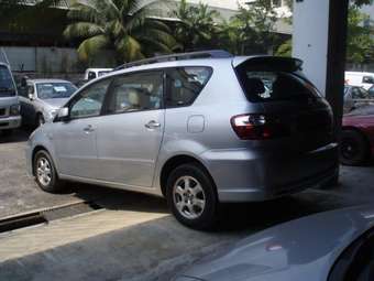 2004 Toyota Ipsum Pictures