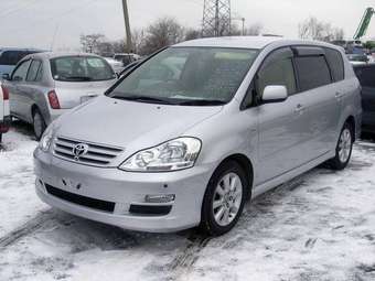 2004 Toyota Ipsum Pictures