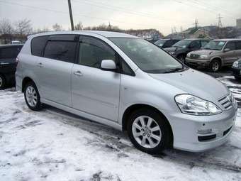 2004 Toyota Ipsum Pictures