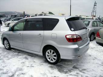 2004 Toyota Ipsum Photos